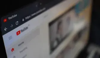 Монитор с включенным youtube